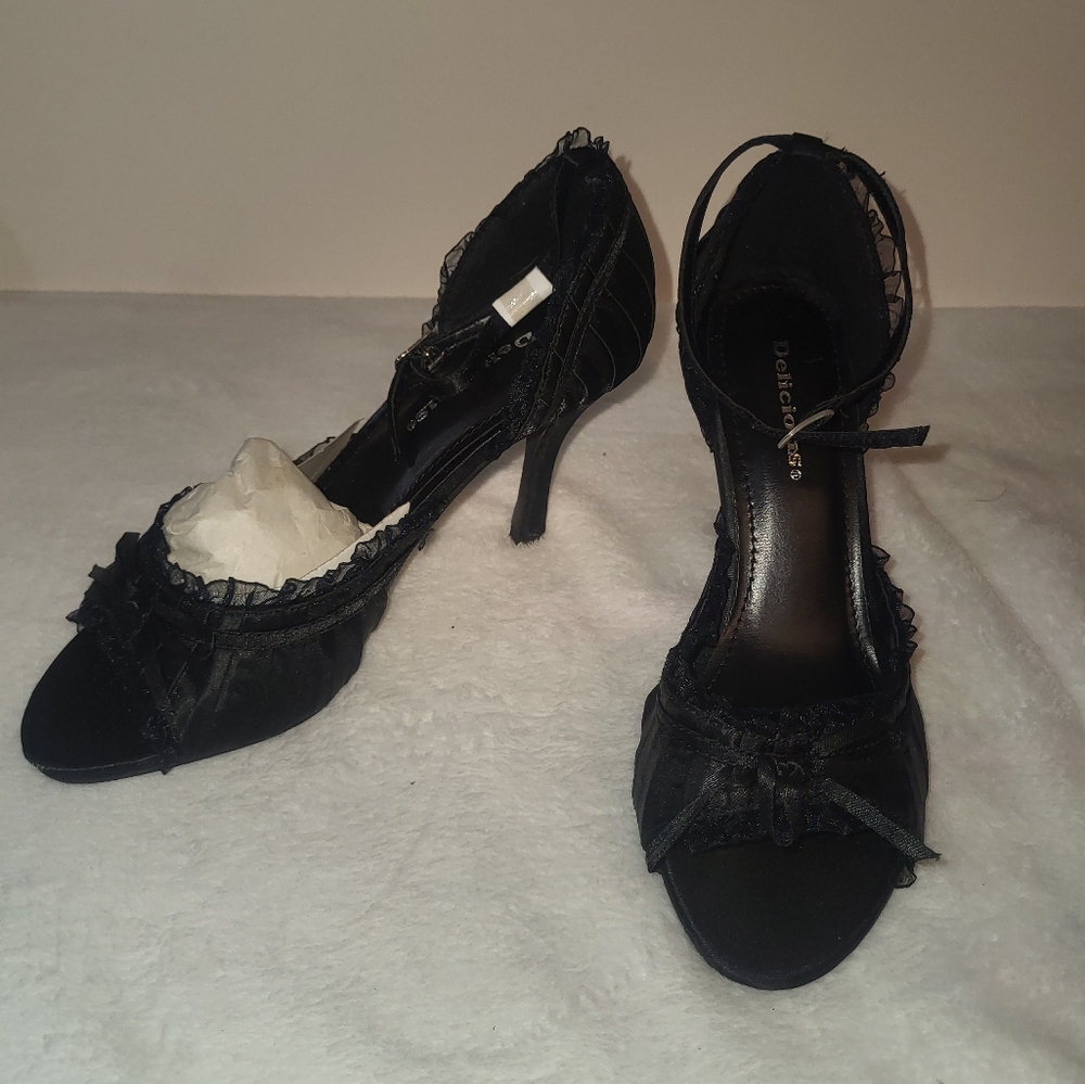 Delicious Black Heels Strappy Design